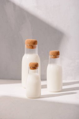 Süt veya kokteyller yaratıcı kavram, minimalizm tarz, açı görünümü, bir metin için alan.