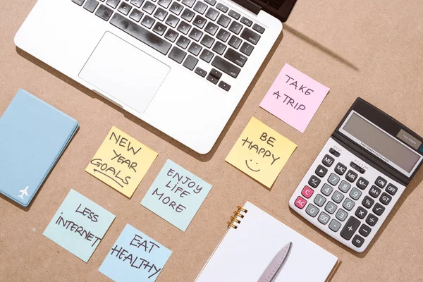 Adesivos de papel coloridos com estratégia de negócios e laptop na tabela — Fotografia de Stock