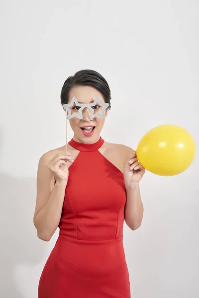 Mulher Bonita Vestido Vermelho Está Posando Com Óculos Papel Balão — Fotografia de Stock