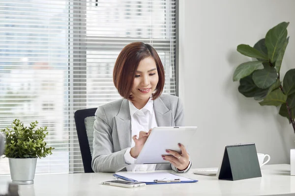 Aziatische Zakenvrouw Werken Met Tablet Bij Bureau — Stockfoto