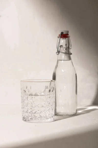 Botella Vidrio Agua Con Vaso — Foto de Stock