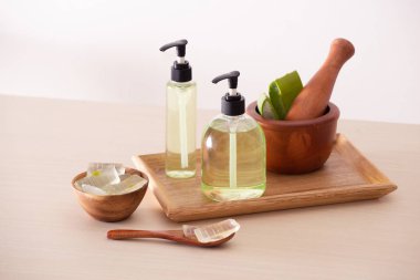 Odun tepsisi üzerinde şişe de kesme tahtası ve organik duş jeli üzerinde aloe Bolw