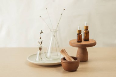 Tıbbi sağlık veya kozmetik bilimi araştırma laboratuvarı için çiçekli cam şişesi ve test tüpleri