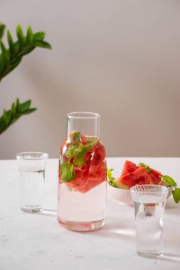  Beyaz arka planda karpuz su infkullanılmış