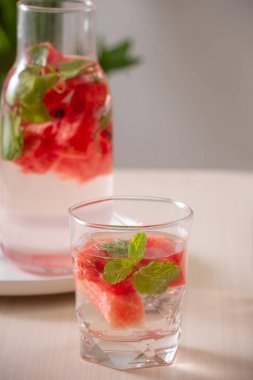  Beyaz arka planda karpuz su infkullanılmış