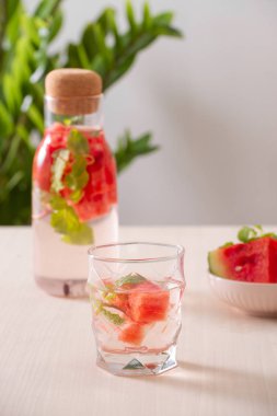  Beyaz arka planda karpuz su infkullanılmış