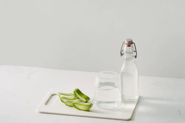 白い背景にアロエベラの新鮮なアロエベラの葉とボトルグラス — ストック写真