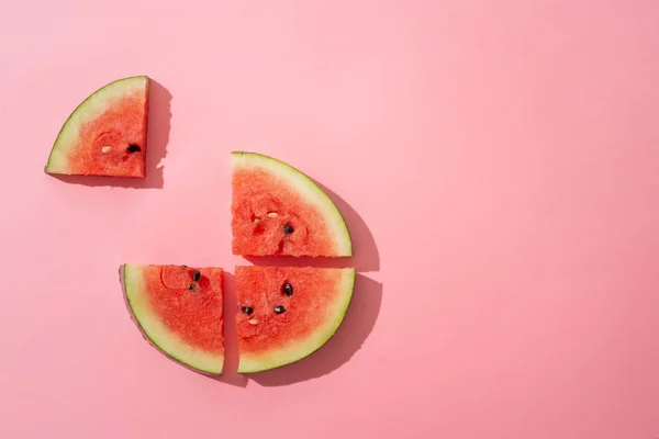 Skivad Vattenmelon Rosa Bakgrund — Stockfoto