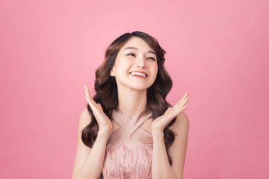 Kız çok mutlu duygu poz heyecanlı ve şaşırttı şaşırttı