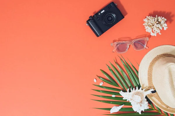 Kleurrijke Zomer Vakantie Fashion Platte Lay Stro Hoed Camera Zonnebril — Stockfoto