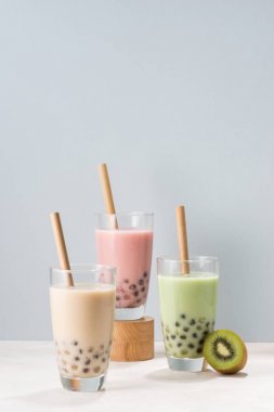 Beyaz arka planda izole içecek pipetleri ile Çeşitli Bubble Çay bardakları.