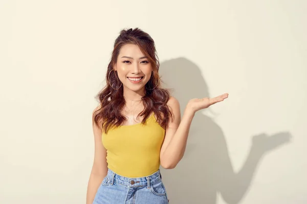 Usmívající Asijská Žena Která Ukazuje Otevřenou Dlaň Kopírovací Prostor Pro — Stock fotografie