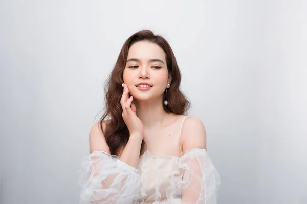 白い背景に魅力的なアジアの女性のスキンケアイメージ — ストック写真