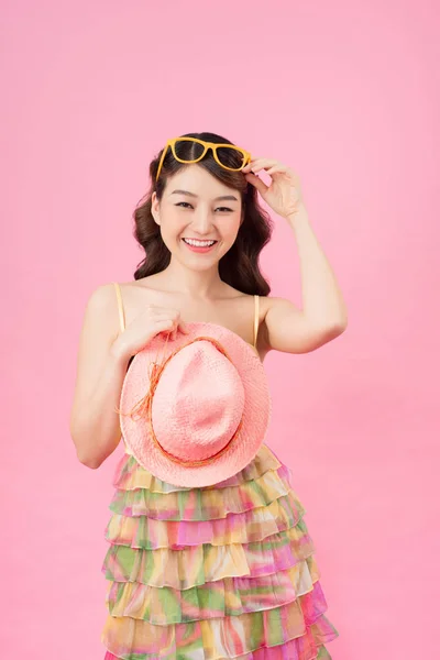 Ung Lycklig Asiatisk Kvinna Leende Fashionabla Klänning Och Solglasögon Och — Stockfoto