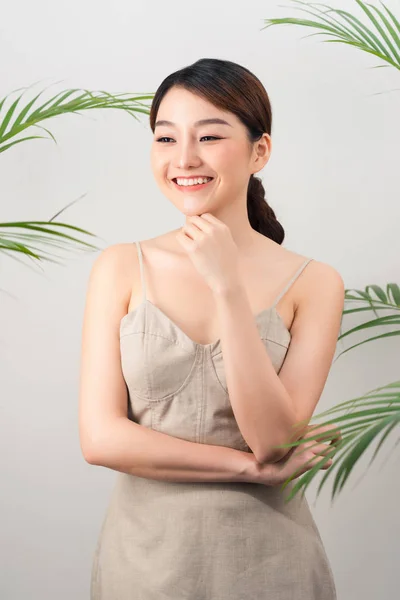 Retrato Mujer Feliz Asiática Pie Con Hojas Verdes Alrededor Ella —  Fotos de Stock