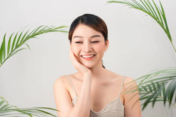Portré Ázsiai Boldog Állt Zöld Levelek Körülötte Fehér Alapon — Stock Fotó