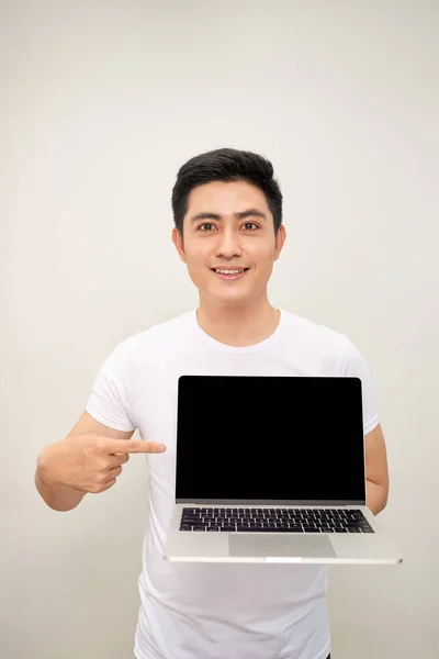 Sonriendo Joven Asiático Hombre Vestido Camisa Mostrando Pantalla Blanco Ordenador — Foto de Stock