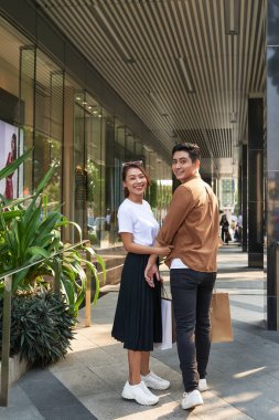 Mutlu Çift Alışveriş Merkezi Konsepti 