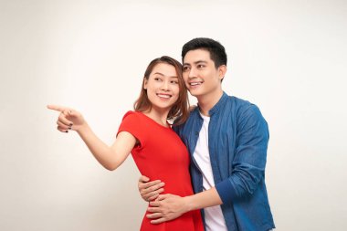 Kadın bir şeye işaret etti. İki aşık da kameraya bakıyor. Beyaz arka planda yalıtılmış