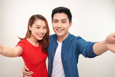 Genç çift selfie beyaz zemin üzerine al.