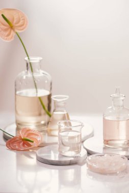 Şişe farklı parfüm yağları tablo ile 