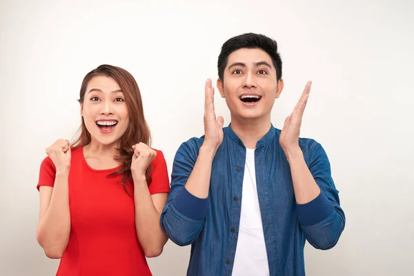 Jonge Aziatische Paar Verliefd Geïsoleerde Achtergrond Vieren Verrast Verbaasd Voor — Stockfoto