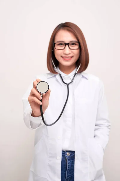 Giovane Donna Medico Possesso Stetoscopio Isolato Sfondo Bianco — Foto Stock