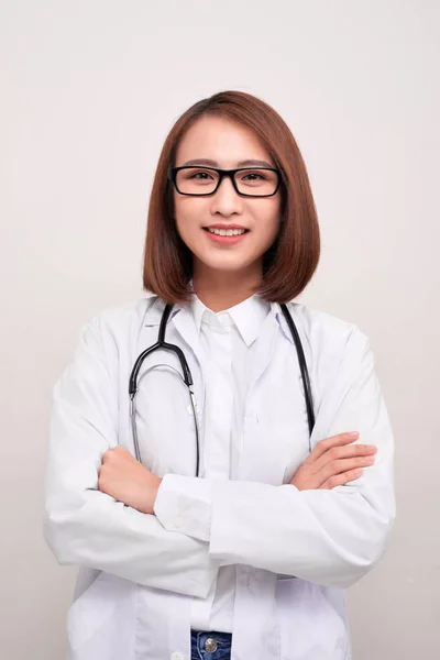 Alegre Médico Feliz Com Mãos Cruzadas Fundo Branco — Fotografia de Stock