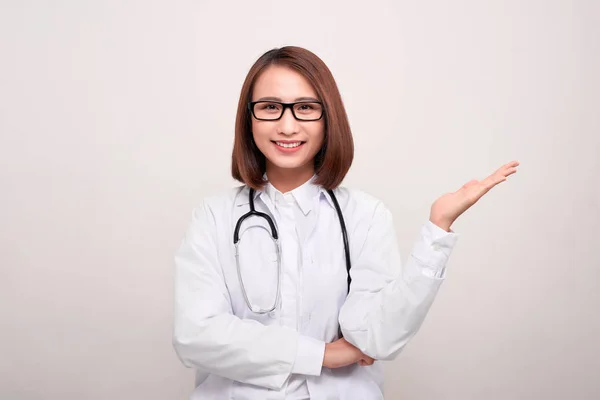 Jovem Médico Mulher Mostrando Espaço Cópia Isolado Fundo Branco — Fotografia de Stock