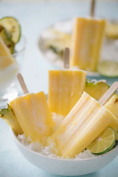 Algunas Paletas Piña Caseras Enfoque Selectivo Sobre Fondo Rústico — Foto de Stock