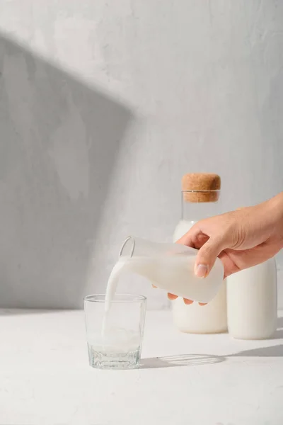 Lait Une Cruche Versé Dans Verre — Photo