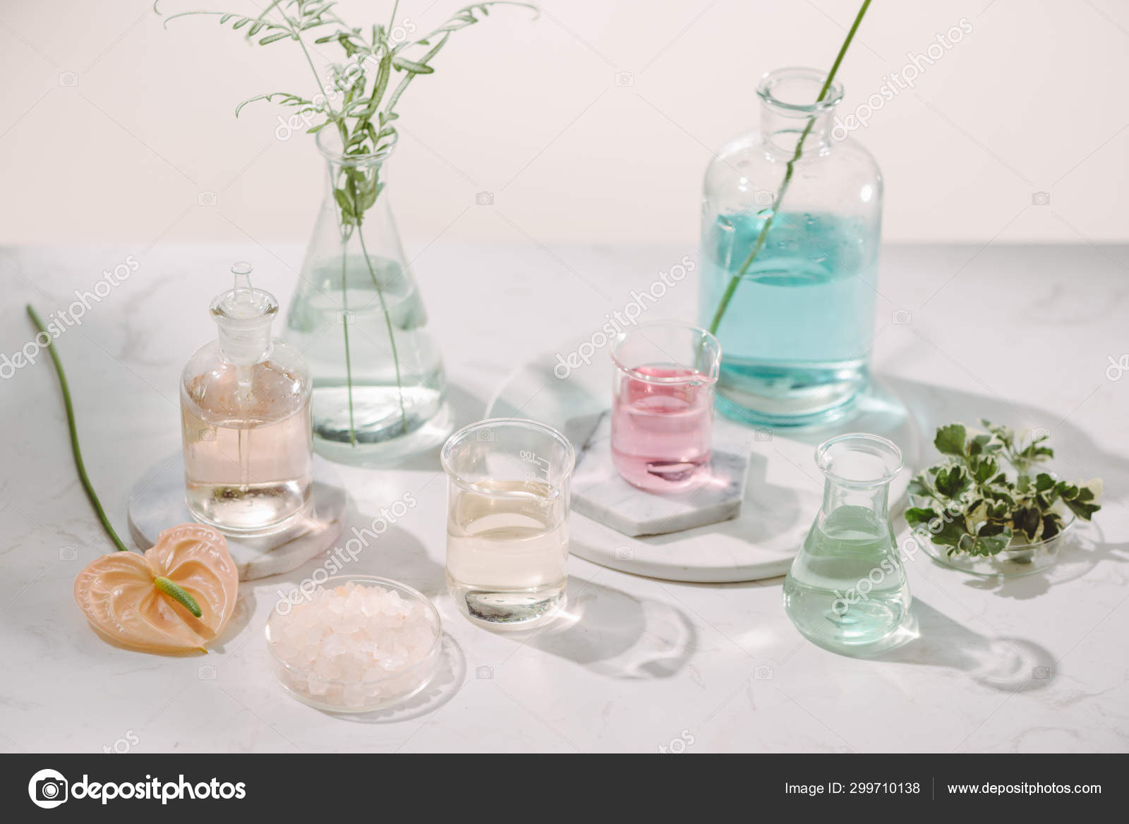 表上有精油和花的成分 图库照片 C Makidotvn