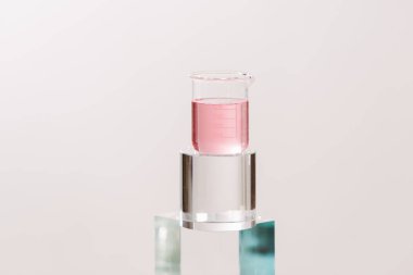 Parfüm yapma süreci. Doğal güzellikler ve organik kozmetik ürünler için laboratuvar deney ifözü