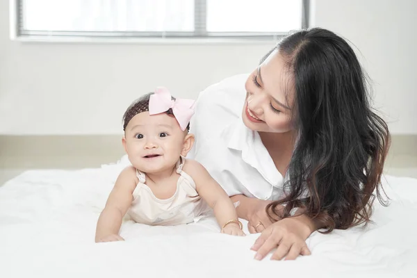 Mãe Brincando Com Seu Bebê — Fotografia de Stock