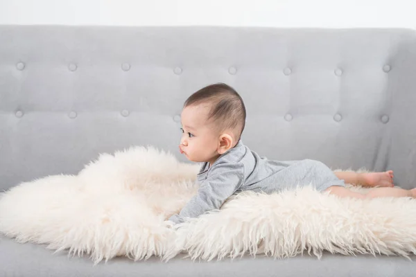 Bonito Retrato Bebê Feliz Deitado Pele — Fotografia de Stock