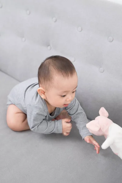 Infância Babyhood Conceito Pessoas Pequena Menina Feliz Sentada Sofá Casa — Fotografia de Stock