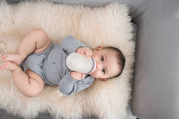 Bebê Asiático Bebê Comendo Leite Mamadeira Meses Após Nascimento — Fotografia de Stock