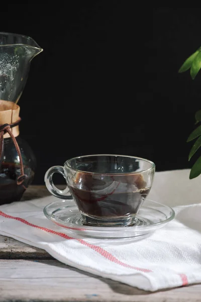 Gotejamento Cerveja Conceito Café Mesa Madeira Com Bolo Chocolate Xícara — Fotografia de Stock