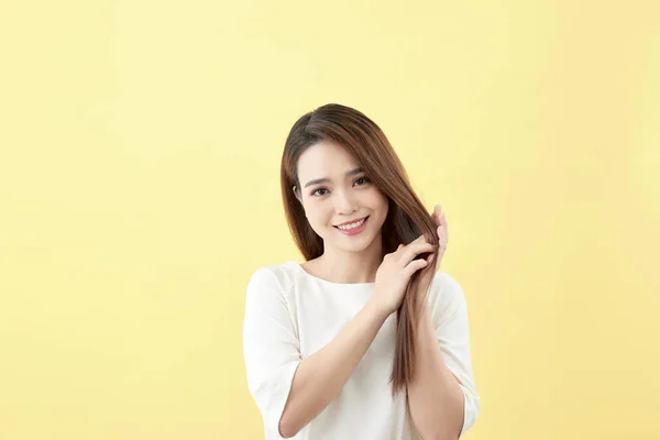 Asiática Joven Hermosa Mujer Sonriendo Tocando Suave Cabello Maquillaje Natural — Foto de Stock