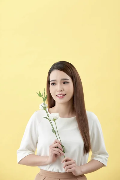 Beauty Portrait Lady 20S Holding White Lisianthus Flowers Yellow Background — Stock Photo, Image