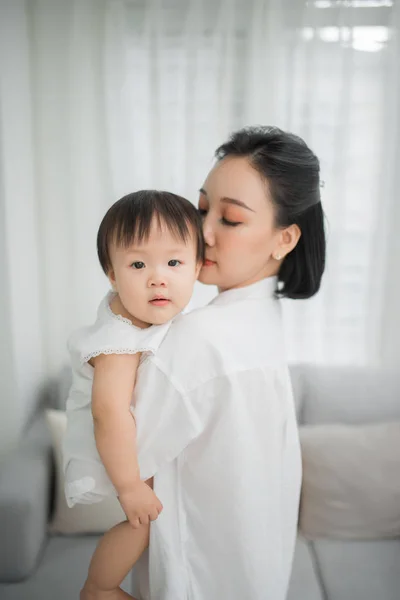 Madre Abrazando Besando Niña Sala Estar Niño Casa —  Fotos de Stock