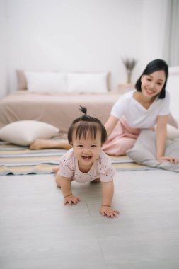 asya anne ve çocuk yatak odasında rahatlatıcı