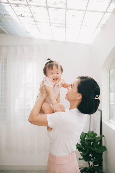 Jovem Asiático Mãe Bebê — Fotografia de Stock