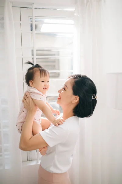 Retrato Madre Vietnamita Feliz Abrazándose Con Linda Hija Casa —  Fotos de Stock