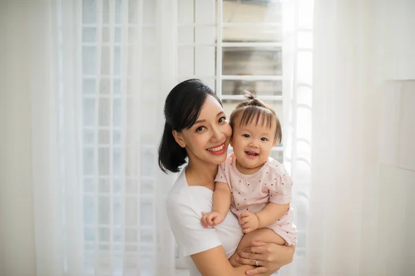 Feliz Madre Hija Abrazándose —  Fotos de Stock