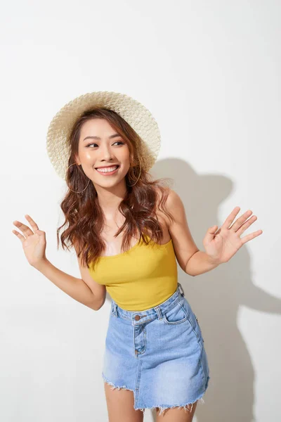 Retrato Uma Bela Jovem Asiática Usando Chapéu Redondo — Fotografia de Stock