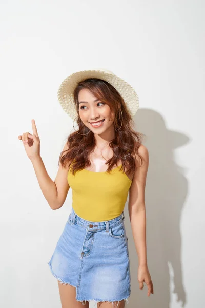 Jovem Mulher Asiática Usando Chapéu Redondo Com Expressão Surpresa Isolada — Fotografia de Stock