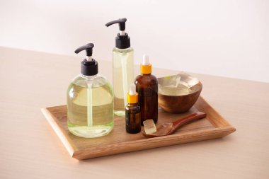 Jel duş ve ahşap bir arka plan üzerinde soyulmuş aloe vera