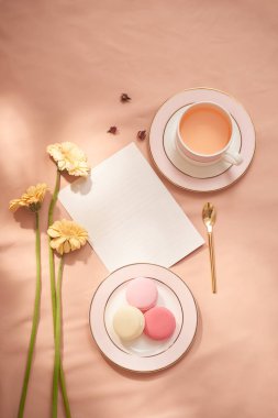 Zarf, çiçek ve bir fincan çay ile makarna 