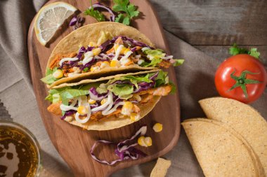 Tavuk ve sebze ahşap masa üzerinde geleneksel Meksika taco. Latin Amerika Gıda. 
